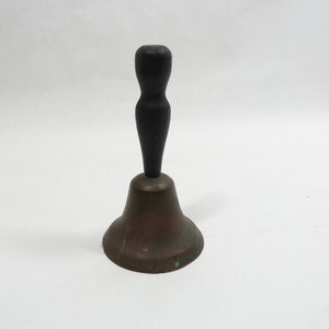Campana de latón con mango de madera, colección antigua