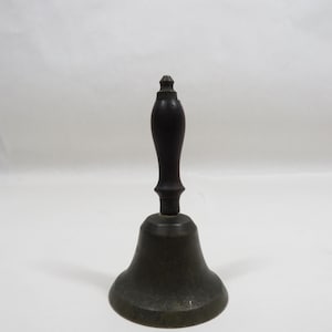 Campana de latón con mango de madera, colección antigua
