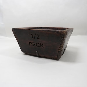 Wood Box Primitive 1/2 Peck Measurement Antique collectible