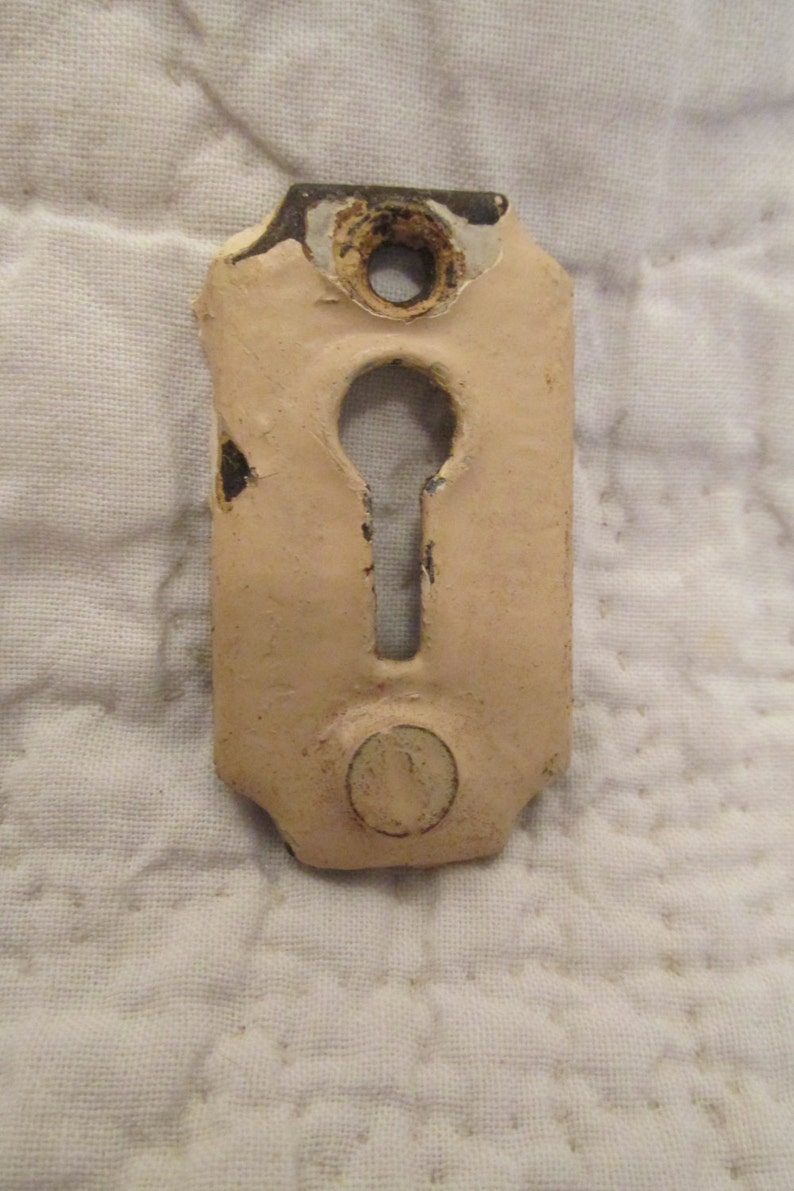 1 Vintage Keyhole metal finding