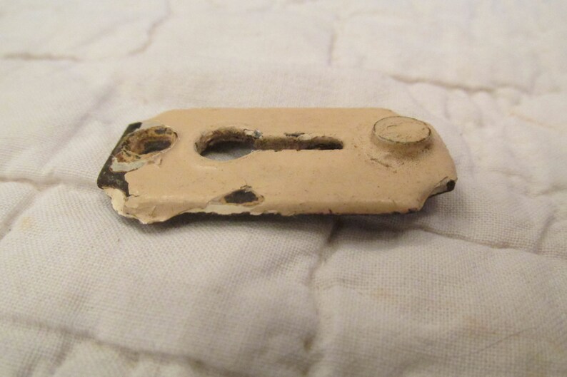 1 Vintage Keyhole metal finding