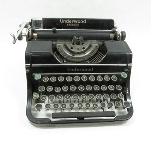 Typewriter Underwood Champion Vintage