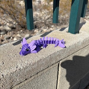 Dragón axolotl: criatura fantástica impresa en 3D, articulada y flexible