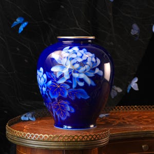 Vintage Fukagawa Cobalt Blue Porcelain Vase – Hand Painted Peony, Gold Outlines, Gilt Rim, Ruri Glaze, Arita Japan, 1950s–1970s image 6