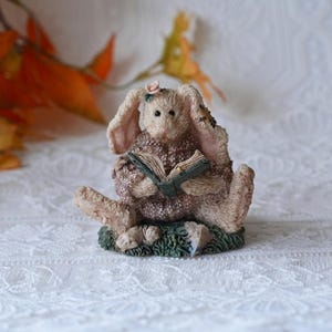 Vintage Boyds Bears & Friends Figurine – #2226 Daphne the Reader Hare – Seated Rabbit with Book, Cottagecore Woodland Shelf Resin Decor 1993