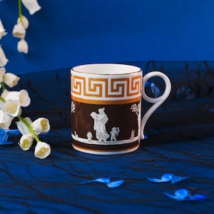 Taza vintage Wedgwood – Archive Classic Flora de porcelana fina, camafeo neoclásico y friso de clave griega, estilo jaspe marrón, Inglaterra, década de 1990