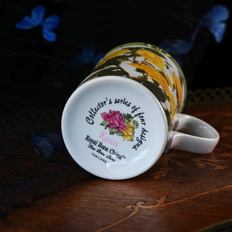 Mug vintage Royal Bone China à motif de roses jaunes – Série Collector, imprimé botanique de roses, bordure verte et dorée, forme élancée, Thaïlande, années 1990 image 6