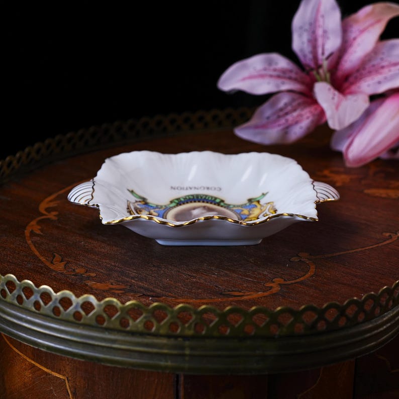 Vintage Shelley Bone China Queen Elizabeth II Coronation Dish – Sepia Portrait, Shell Handles, Lion & Unicorn, Gilt Trim, England 1953 image 7