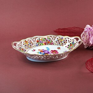 Zabytkowy talerz z porcelany z Drezna i Saksonii z ażurowym wzorem – ręcznie malowany bukiet kwiatowy, złocony ażurowy brzeg, niemiecki dekoracyjny talerz porcelanowy z lat 30. XX wieku