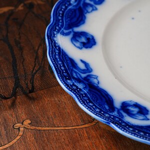 Antique New Wharf Pottery Geneva Flow Blue Plate 10” – Art Nouveau Cobalt Tulips, Semi-Porcelain Staffordshire England, Scalloped Rim, 1890s image 7