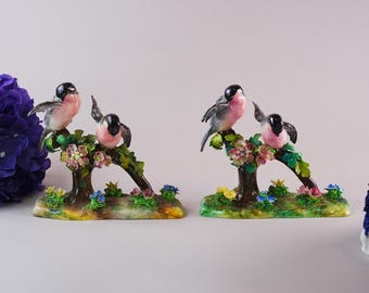 Par de figuras vintage de pinzones de porcelana fina Crown Staffordshire – J.T. Jones firmó "Pinzones rosas en rama en flor", Inglaterra, década de 1950.
