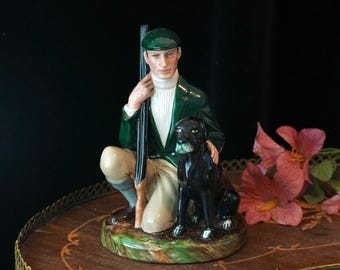 Figura vintage de Royal Doulton, El Guardabosques HN2879 – Chaqueta de caza verde, Labrador negro, Escopeta, Porcelana fina, Inglaterra, década de 1980