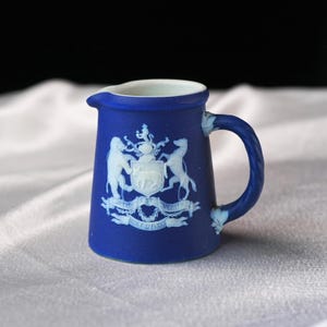 Antik Wedgwood mörkblå Jasperware Oxford par – University Crest Vase & City Cream Can, Souvenir, England 1910-talet bild 7