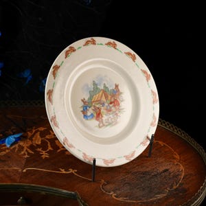 Vintage Royal Doulton Bunnykins bord met kampeertafereel – Tent, kampvuur, barbecue, rand met rennende konijnen, Engels porseleinen kinderservies uit de jaren 1960 afbeelding 3