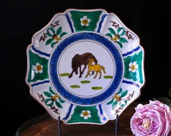 ヴィンテージ 九谷焼 手描き壁掛け皿 – 母馬と子馬のモチーフ、波状の縁、緑とコバルトのエナメル、日本 1960年代