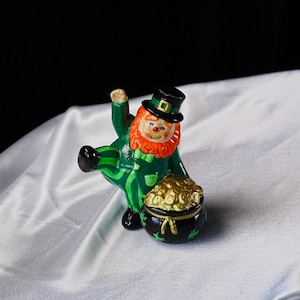 Figura vintage de Fitz and Floyd "Luck O' The Irish" de un duende con una olla de oro – Decoración pintada a mano para el Día de San Patricio, cerámica, década de 2000.