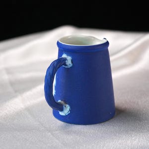 Antik Wedgwood mörkblå Jasperware Oxford par – University Crest Vase & City Cream Can, Souvenir, England 1910-talet bild 8