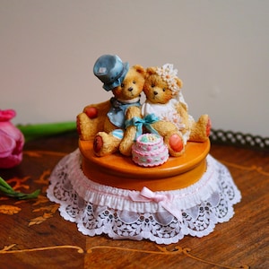 Ukochane misie „Love Bears All Things” Ślubna pozytywka 1993 – Misie Panny Młodej i Pana Młodego z tortem, grają Marsza weselnego Mendelssohna