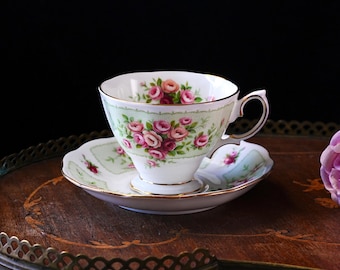 ヴィンテージ ロイヤルアルバート ピンクローズ ティーカップ＆ソーサー – グリーンのカルトゥーシュ地、キャベツローズの花束、スカラップリム、ボーンチャイナ、イギリス 1970年代