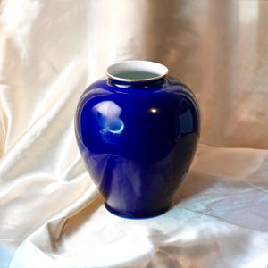Vintage Fukagawa Cobalt Blue Porcelain Vase – Hand Painted Peony, Gold Outlines, Gilt Rim, Ruri Glaze, Arita Japan, 1950s–1970s image 2