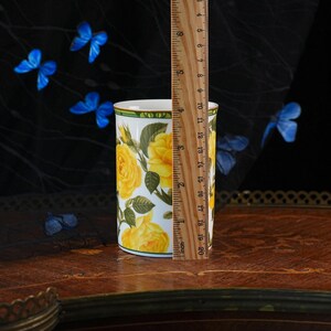 Mug vintage Royal Bone China à motif de roses jaunes – Série Collector, imprimé botanique de roses, bordure verte et dorée, forme élancée, Thaïlande, années 1990 image 5