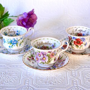 Taza y platillo vintage Royal Albert – Nomeolvides de julio, Amapola de agosto, Margarita de San Miguel de septiembre, Serie Floral de Otoño. Regalo de Inglaterra, década de 1970.
