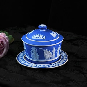 Zabytkowa puszka i talerz podblatowy z niebieskiego jasperware firmy Wedgwood, figurki reliefowe w stylu neoklasycystycznym, antyczna angielska kamionka, Anglia, lata 20. XX wieku