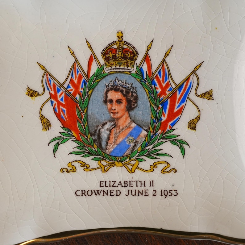 Bandeja para joyas vintage Royal Winton de la coronación de la reina Isabel II: retrato a color, banderas británica y roja, borde dorado, Inglaterra, 1953. imagen 3