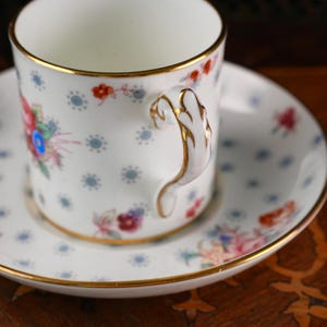 Vintage George Jones Crescent kaffeburk och fat – Midsommarblommor, handtonade buketter, förgyllt rullhandtag, benporslin England 1930-tal bild 5