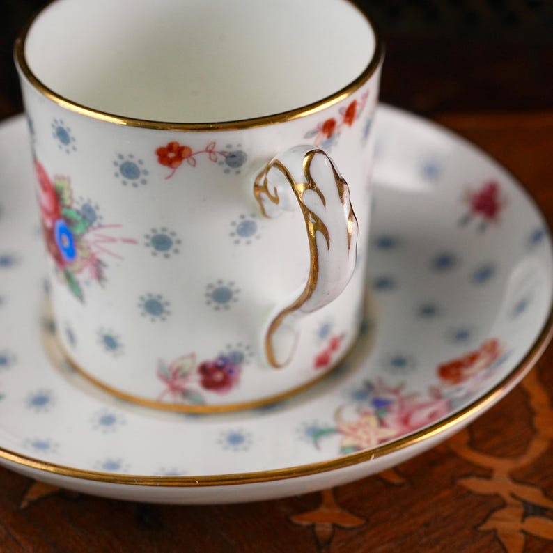 Vintage George Jones Crescent kaffeburk och fat – Midsommarblommor, handtonade buketter, förgyllt rullhandtag, benporslin England 1930-tal bild 5