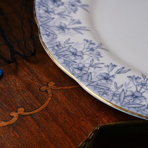 Plato vintage Royal Albert Periwinkle – Borde floral de chintz azul, centro de rosa rosa, borde dorado, porcelana fina, Grandmillennial, Inglaterra, década de 1950. imagen 6