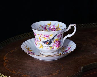 Juego de tazas de té vintage de porcelana fina Royal Albert Woodland Series Redwing – Mirlo de alas rojas en flor de cerezo, forma Montrose, Inglaterra, década de 1980