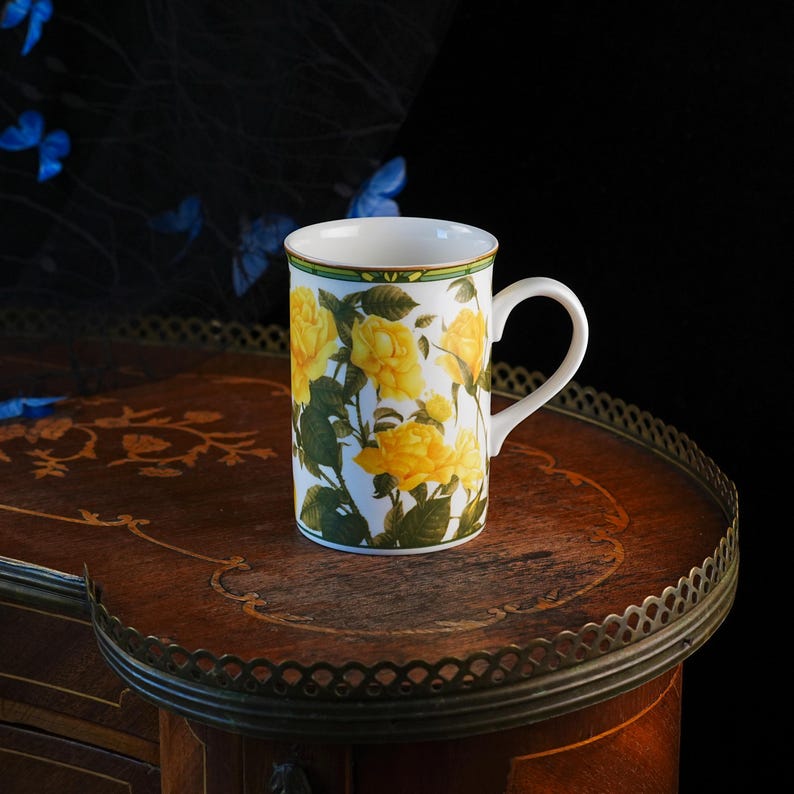 Mug vintage Royal Bone China à motif de roses jaunes – Série Collector, imprimé botanique de roses, bordure verte et dorée, forme élancée, Thaïlande, années 1990 image 1