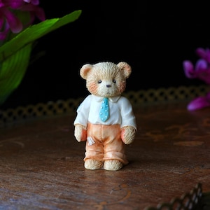 Figura vintage de Enesco Cherished Teddies – “Child of Pride” de Priscilla Hillman – Estatua de oso de resina (1993)