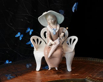 Figura vintage de Lladro "Esperando en el parque" 1374 – Dama elegante, sombrero y sombrilla, asiento de banco, porcelana hecha a mano en España, década de 1980.