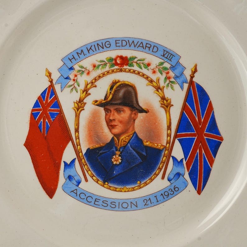 Vintage Thronbesteigungsteller von König Edward VIII. – Porträt der Royal Navy im Bicorne-Stil, rote Flagge und Union Jack, blauer Rand, hergestellt in Belgien 1936 Bild 3