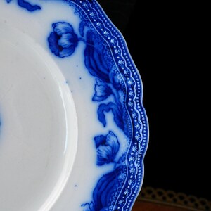 Antique New Wharf Pottery Geneva Flow Blue Plate 10” – Art Nouveau Cobalt Tulips, Semi-Porcelain Staffordshire England, Scalloped Rim, 1890s image 4