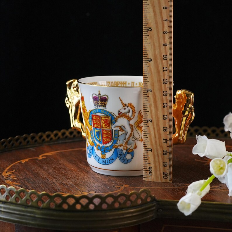 Copa de porcelana fina vintage Paragon del Jubileo Dorado de la Reina Isabel II: dos asas doradas con forma de león, escudo real, letras doradas en el borde, 2002. imagen 7