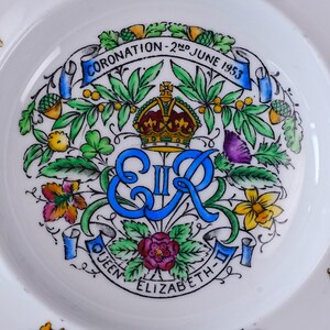 Plato antiguo de Hammersley conmemorativo de la coronación de la reina Isabel II: Cuatro flores nacionales, monograma EIIR y corona, porcelana fina, Inglaterra, 1953. imagen 2