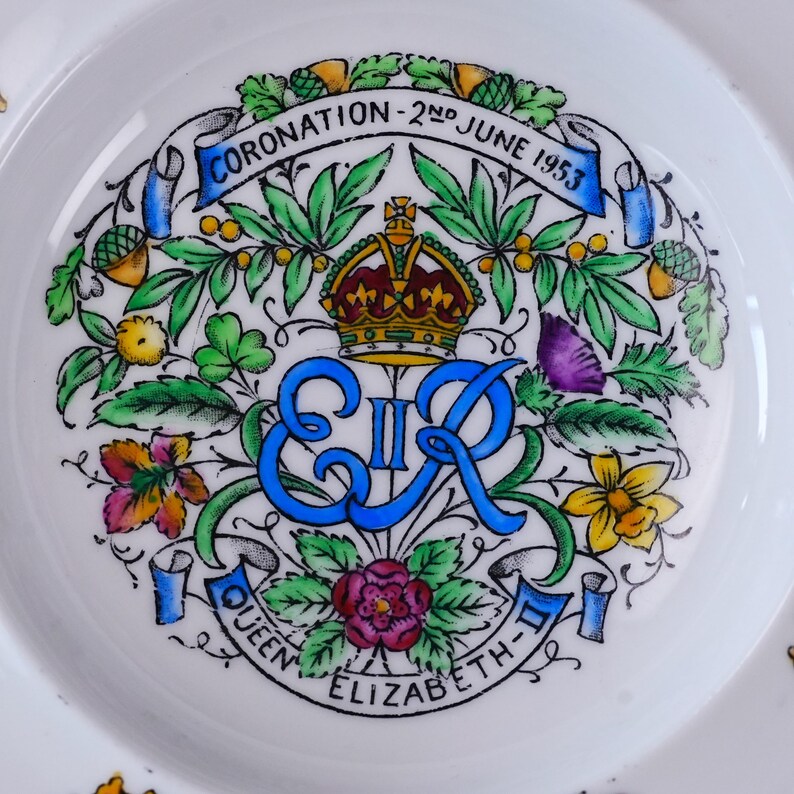 Plato antiguo de Hammersley conmemorativo de la coronación de la reina Isabel II: Cuatro flores nacionales, monograma EIIR y corona, porcelana fina, Inglaterra, 1953. imagen 2