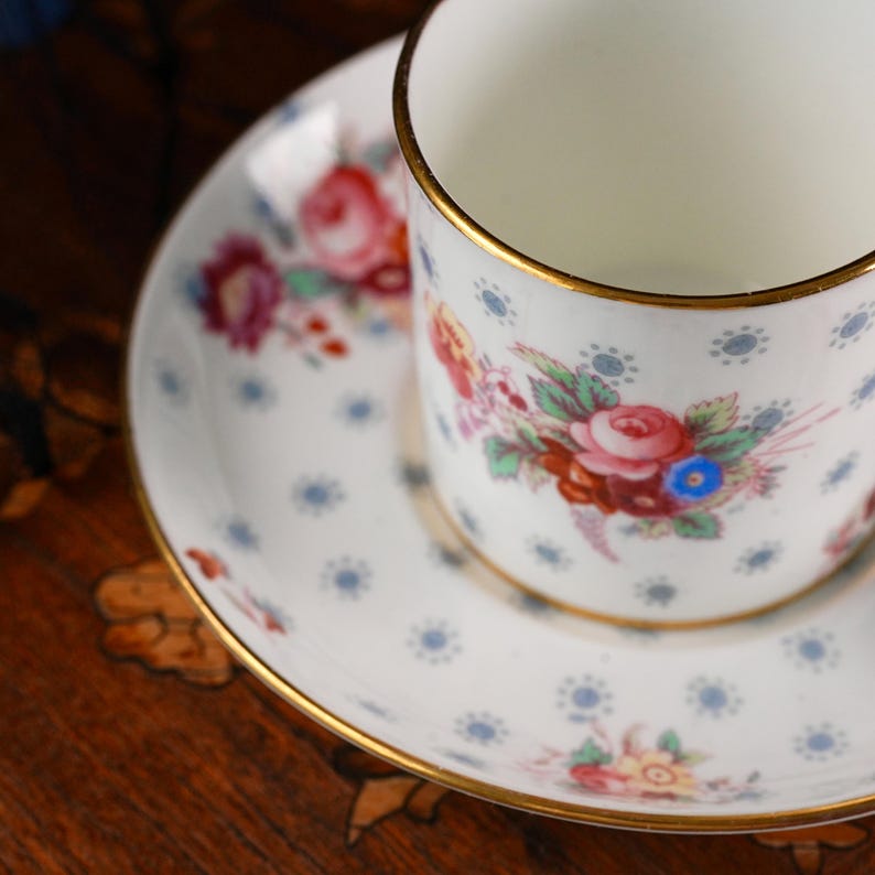 Vintage George Jones Crescent kaffeburk och fat – Midsommarblommor, handtonade buketter, förgyllt rullhandtag, benporslin England 1930-tal bild 4