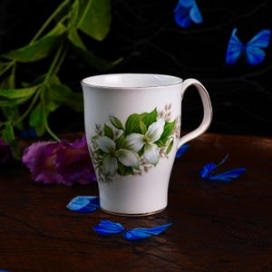 Taza vintage Royal Albert Trillium de porcelana inglesa con diseño floral y borde dorado, taza de té botánica blanca, fabricada en Inglaterra en la década de 1970.