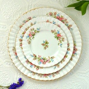 Juego de tres platos vintage Royal Albert "Moss Rose" (vajilla de porcelana fina con detalles dorados y flores azules y rosas), Inglaterra, años 70.