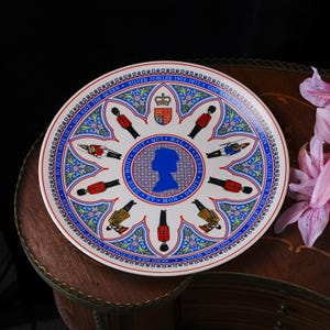 Plato antiguo Wedgwood del Jubileo de Plata de la Reina Isabel II: Guardias Reales y silueta azul, diseño de rosetón gótico, Inglaterra, 1977. imagen 5