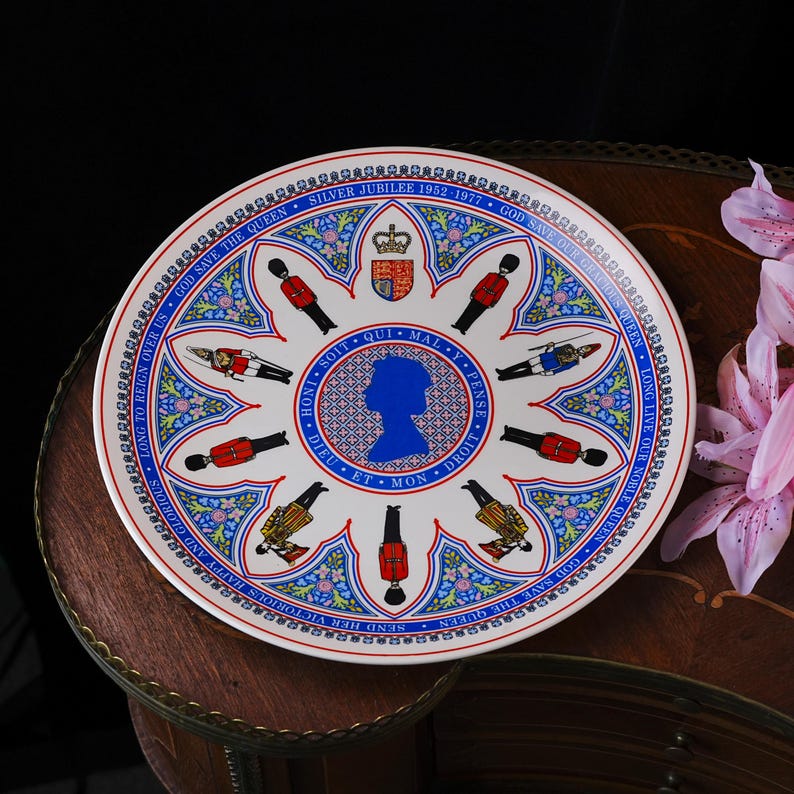 Plato antiguo Wedgwood del Jubileo de Plata de la Reina Isabel II: Guardias Reales y silueta azul, diseño de rosetón gótico, Inglaterra, 1977. imagen 5