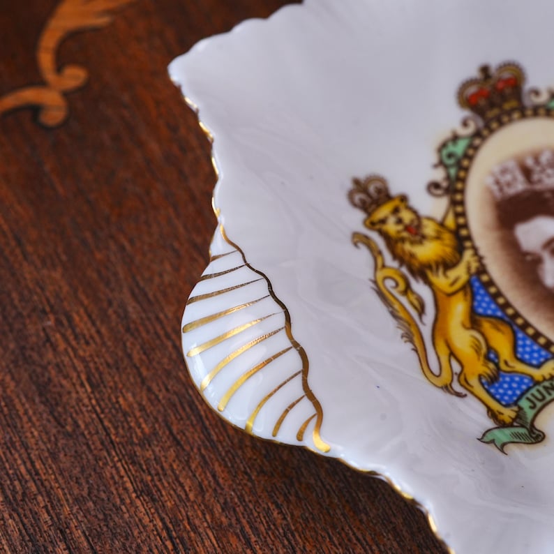 Vintage Shelley Bone China Queen Elizabeth II Coronation Dish – Sepia Portrait, Shell Handles, Lion & Unicorn, Gilt Trim, England 1953 image 5