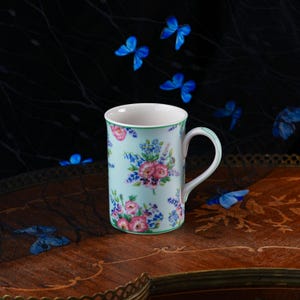 Vintage Royal Albert Anne mok – De Bronte collectie, mintgroene chintz met bloemenprint, roze klaprozen, geribbelde vorm, fijn porselein, Engeland, 2002 afbeelding 1
