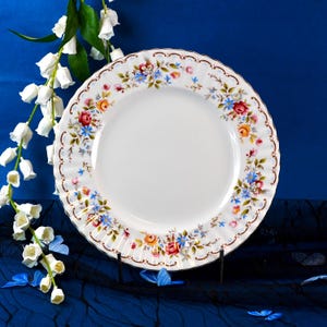 Plato llano vintage Royal Albert – Jubilee Rose de porcelana de hueso de 26,5 cm, vajilla floral inglesa, borde festoneado dorado, Inglaterra, década de 1950
