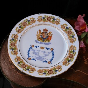 Prato vintage Aynsley para o 80º aniversário da Rainha Mãe – Brasão Real, Árvore Genealógica, Borda Floral, Porcelana Fina, Inglaterra, 1980 imagem 5