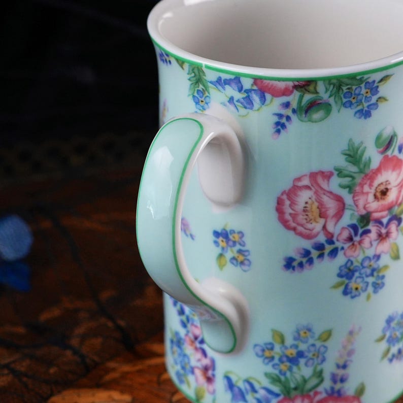 Vintage Royal Albert Anne mok – De Bronte collectie, mintgroene chintz met bloemenprint, roze klaprozen, geribbelde vorm, fijn porselein, Engeland, 2002 afbeelding 4